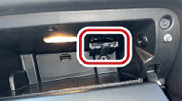 助手席グローブボックスの中にある車載器本体の図