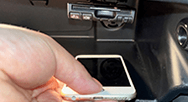 車載器が見えづらい場所にある場合にスマホで写真撮影し識別マーク・品番の確認をするイメージ図